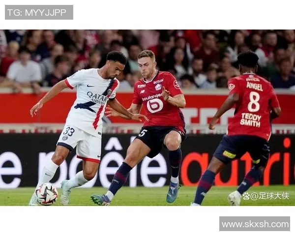 巴黎圣日耳曼攻破AC米兰的球门，晋级欧冠16强